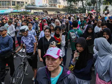 Warga berolahraga saat hari bebas kendaraan atau Car Free Day (CFD) di Jakarta, Minggu (12/5/2024). (Liputan6.com/Angga Yuniar)