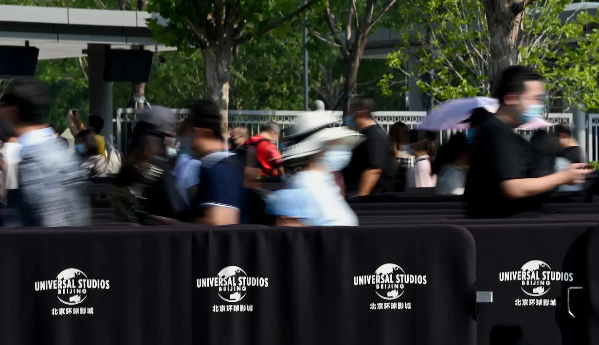 Warga antre untuk memasuki taman hiburan Universal Studios Beijing saat uji coba khusus undangan di Beijing, China, Rabu (1/9/2021). Universal Studios Beijing akan dibuka untuk umum pada 20 September 2021. (Noel Celis/AFP)