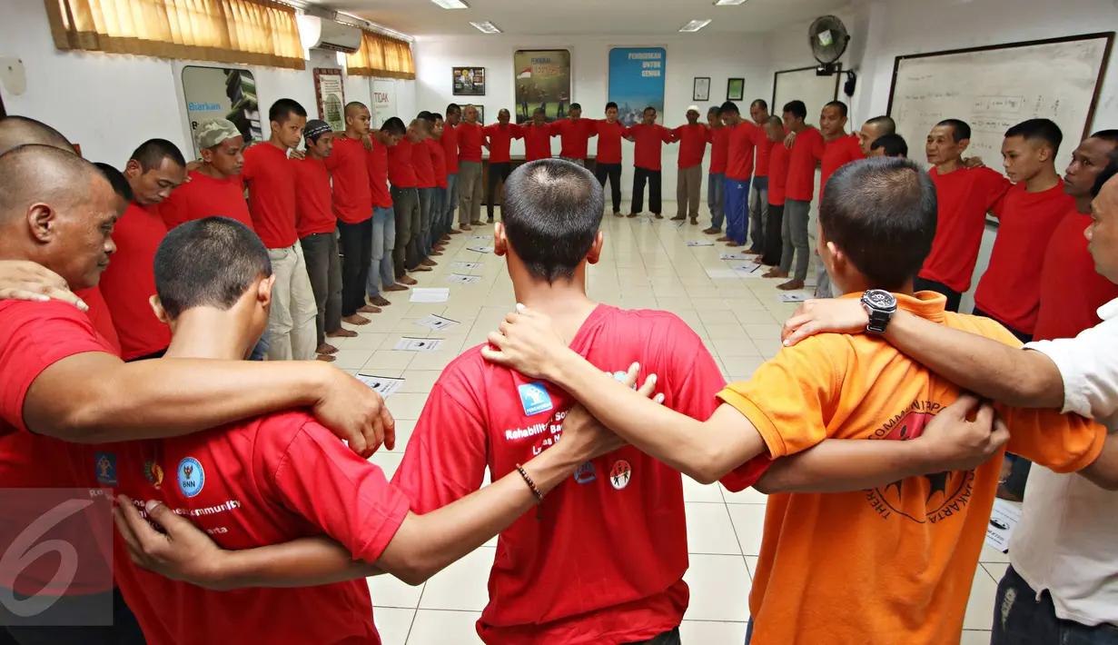 Narapidana mengikuti doa kedamaian dan filosofi dalam kelas Rehabilitasi Sosial Therapeutic Community di Lapas Narkotika Kelas II A, Jakarta, Selasa (10/5). Proram rehabilitasi itu diikuti 700 napi penyalahguna narkotika. (Liputan6.com/Immanuel Antonius)