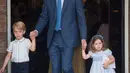Pangeran William menggenggam tangan kedua anaknya, Pangeran George dan Putri Charlotte seusai acara pembaptisan Pangeran Louis di Chapel Royal, St. James Palace, London, Senin (9/7). (Dominic Lipinski/Pool via AP)