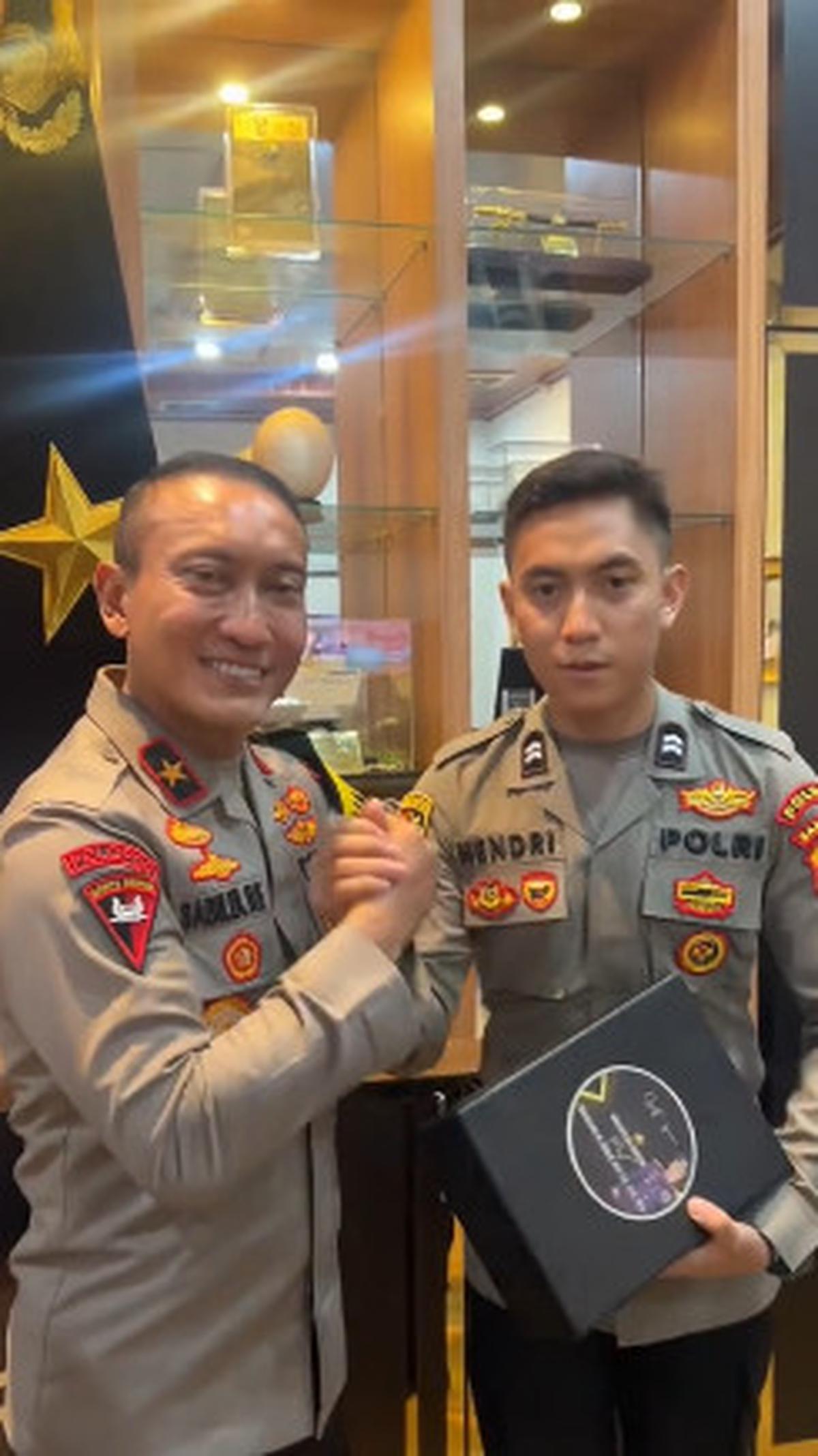 "Mudah-mudahan bermanfaat," sambungnya sembari memberikan hadiah kepada kedua polisi muda yang sedang berulang tahun itu. <br>