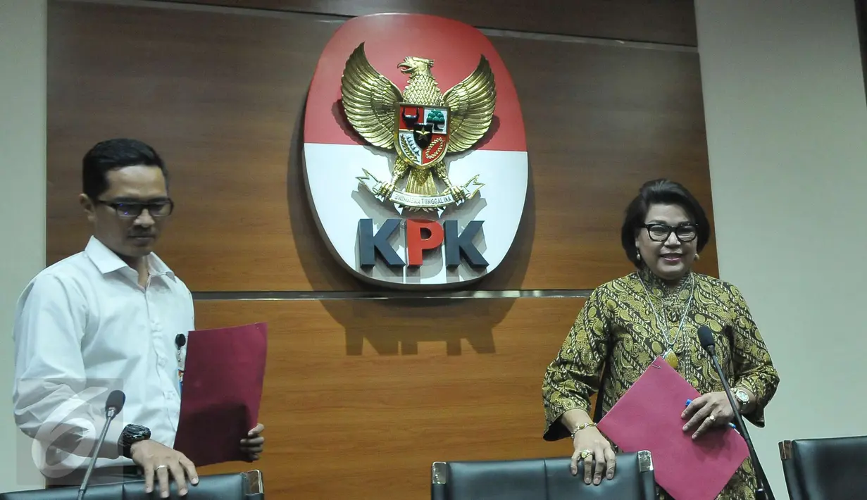 Wakil Ketua KPK Basaria Panjaitan (kanan) dan Juru bicara KPK Febri Diansyah (kiri) jelang memberikan keterangan tentang penetapan tersangka kasus korupsi penerbitan SKL BLBI di Gedung KPK, Jakarta, Selasa (25/4). (Liputan6.com/Helmi Afandi)