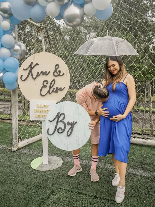 7 Potret Kim Kurniawan dan Istri Umumkan Jenis Kelamin Anak Pertama