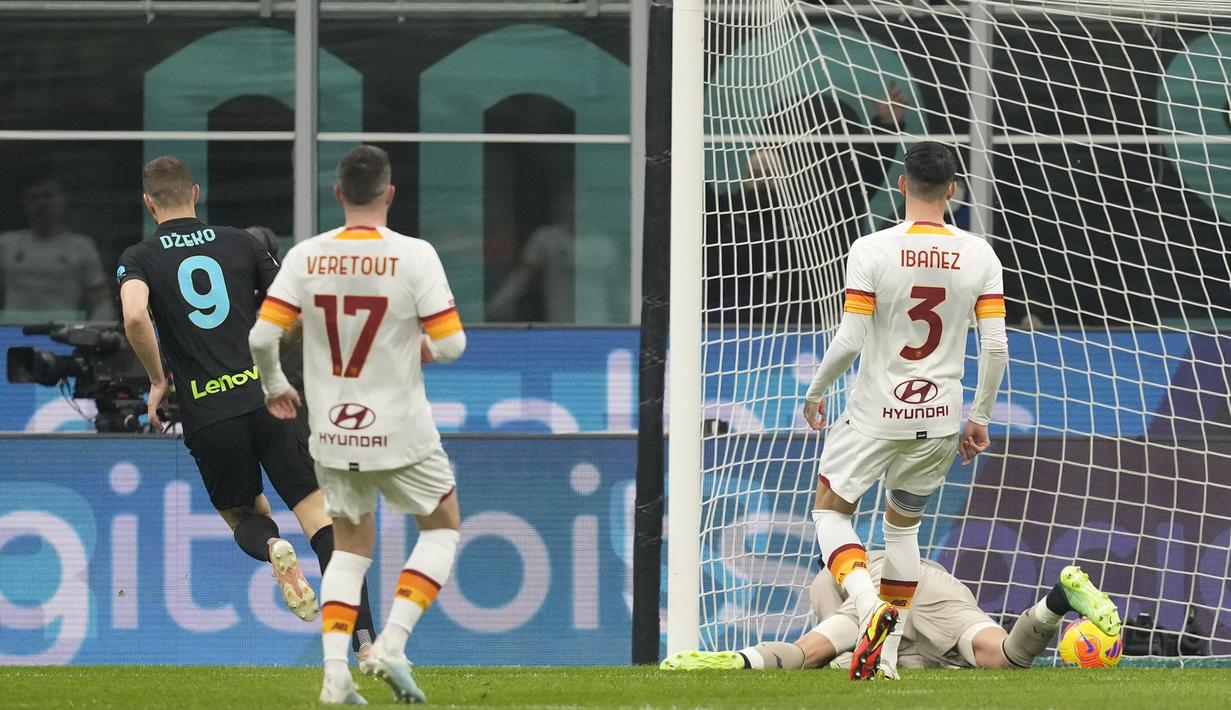 Hanya butuh dua menit bagi Inter untuk menjebol gawang AS Roma. Edin Dzeko berhasil mencetak gol dengan memanfaatkan asis dari Ivan Perisic. (AP Photo/Antonio Calanni)