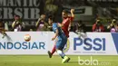 Pemain Persib Bandung, Febri Haryadi berusaha melewati hadangan pemain Semen Padang pada perebutan tempat ketiga Piala Presiden 2017 di Stadion Pakansari, Bogor, Sabtu (11/3/2017). (Bola.com/Nicklas Hanoatubun)