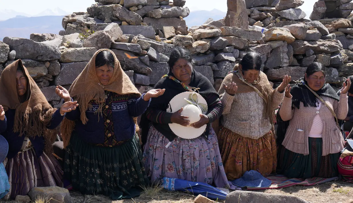 Wanita suku Aymara berdoa pada hari puasa sebagai ritual meminta hujan di Gunung Suci Inca Pucara, Chiquipata, Bolivia, Rabu (16/11/2022). Penduduk dataran tinggi La Paz mengatakan rendahnya curah hujan yang terjadi sejak September membuat mereka tidak bisa menanam kentang, buncis, dan kacang polong. (AP Photo/Juan Karita)