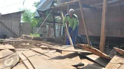 Pekerja memilih kayu untuk proses pembuatan kapal nelayan di Karangsong, Indramayu, Jawa Barat, Rabu (17/6). Pembuatan kapal berkapasitas sekitar 30 grosstone tersebut dapat memakan waktu 3-6 bulan. (Liputan6.com/Herman Zakharia)