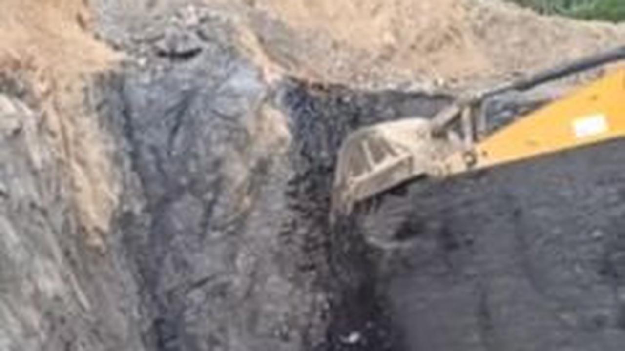Hal ini terbukti saat bukit tersebut dikeruk menggunakan excavator. <br>