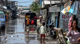 Aktivitas warga di kawasan kali Adem, Muara Angke, Jakarta Utara, Senin (2/1). Pemukiman nelayan tersebut akan direlokasi oleh Pemprov DKI Jakarta ke rusun Muara Baru untuk revitalisasi pelabuhan. (Liputan6.com/Faizal Fanani)