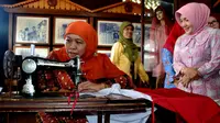 Menteri Sosial Khofifah Indar Parawansa terlihat gemetar saat menjahit bendera merah putih di kediaman Ibu Negara Fatmawati Sukarno di Bengkulu (Liputan6.com/Yuliardi Hardjo)