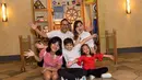 Usia pernikahan Indra Brasco dan Mona Ratuliu genap 15 tahun. Dari pernikahannya, pasangan ini telah dikaruniai tiga orang anak Davina Syafa Felisa, Barata Rahadian Nezar, dan Syanala Kania Salsabila. (Instagram/monaratuliu)