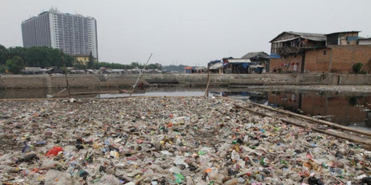 Buang sampah sembarangan