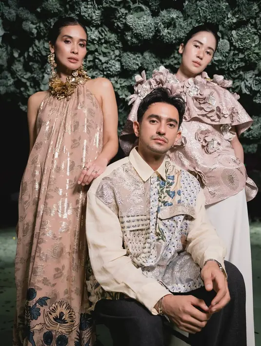 Jadi muse, Laura Basuki tampil penuh statement dengan busana terbaru yang dipresentasikan Biyan. Atasan dengan collar lebar dan 3D embellisment dipadu dengan rok panjang [@omardaniel]