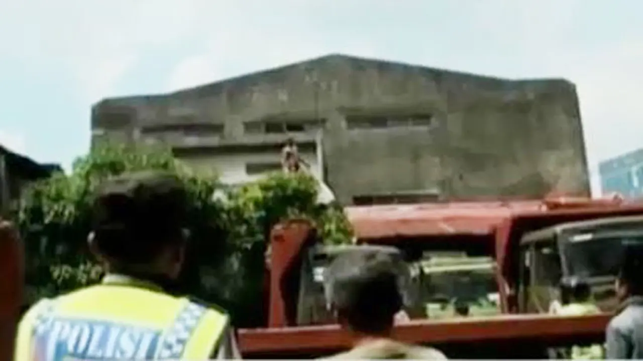 Dikepung Massa, Penjambret Nekat Naik ke Atap Rumah