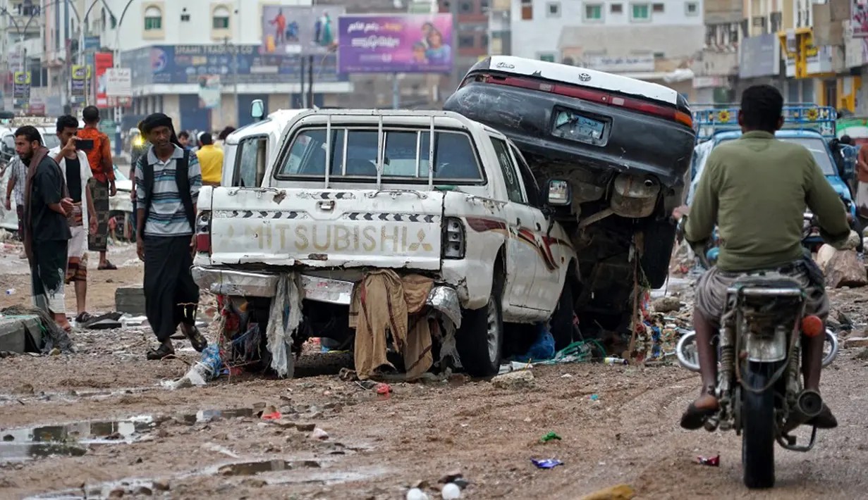 Mobil-mobil rusak usai banjir yang disebabkan oleh Topan Shaheen di Mukalla, Provinsi Hadramaut, Yaman, Kamis (7/10/2021). Topan Shaheen yang melanda negara tetangga, Oman, mempengaruhi wilayah tersebut. (AFP)