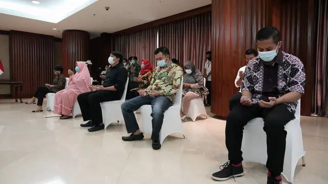 Menlu Retno bersama dengan 3 ABK dan 1 PMI yang berhasil dipulangkan oleh Kementerian Luar Negeri usai disandera. (Dok: Kemlu RI)
