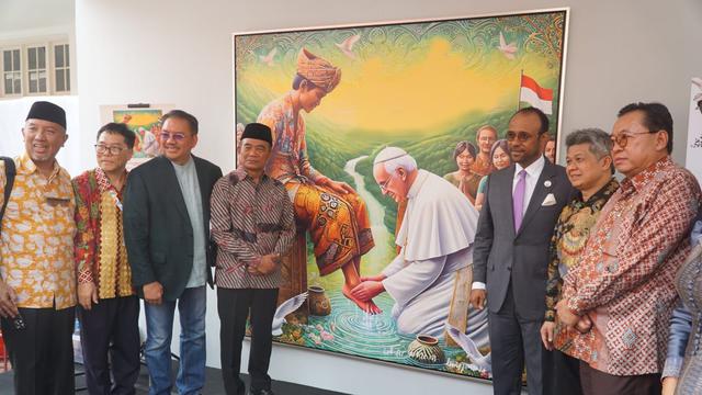 Pendiri Esoterika Forum Spiritualitas Denny JA bersama Menko PMK Muhadjir Effendy melihat lukisan Paus Fransiskus yang dipajang di Galeri Nasional, Jakarta pada Senin (2 September 2024). Lukisan berukuran 2 x 2 meter yang dibuat dengan bantuan Artificial