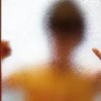 Penyanyi cilik T jalani rutinitas manggung pasca kasus pelecehan seksual yang menimpanya.