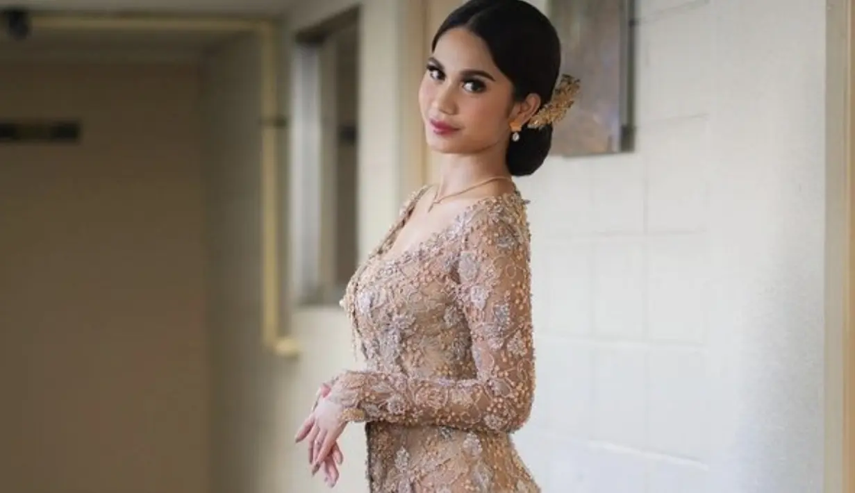Kebaya panjang dengan nuansa nude, menghadirkan kesan romantis pada tampilan Zize.  [Foto: instagram/ Azizah Salsha]