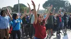 Peserta melakukan tarian Flashmob dalam kegiatan Pawai Tolak Plastik Sekali Pakai di Lapangan Aspirasi Monas, Jakarta, Minggu (21/7/2019). Pawai bebas plastik ini akan menjadi aksi terbesar di Indonesia untuk menolak penggunaan plastik sekali pakai. (Liputan6.com/Immanuel Antonius)