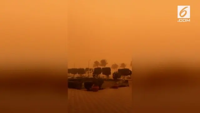Karena badai debu, langit kota Kairo berubah menjadi jingga, warga diimbau untuk tetap berada di rumah.