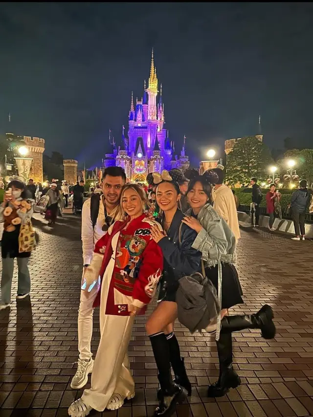 7 Potret Fuji Liburan ke Jepang, Pergi ke Disneyland Menjadi Impian Masa Kecilnya
