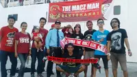 Puluhan The Maczman menyeberangi lautan dari Makassar menuju Balikpapan untuk mendukung PSM melawan Mitra Kukar di Tenggarong, Kaltim. (Bola.com/Abdi Satria)