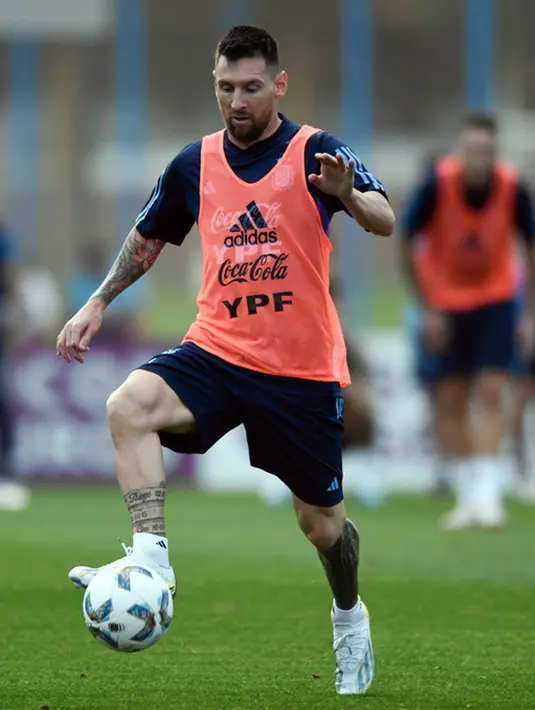 <p>Duel Argentina melawan Paraguay diprediksi akan berjalan alot. (AP Photo/Gustavo Garello)</p>