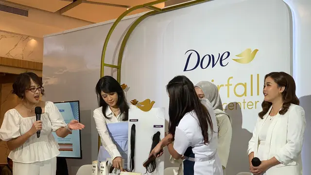Saat peluncuran Dove Hairfall Expert Center di Gancit Mall