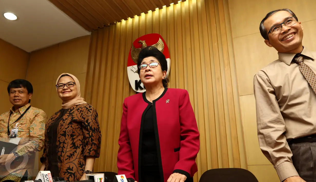 Menteri Kesehatan Nila Moelok (tengah) bersama Pimpinan BPOM, Penny Lukito dan Wakil Pimpinan KPK alex Marwata usai memberikan keterangan terkait penerapan tentang obat E-Katalog di KPK, Jakarta, Rabu (19/10). (Liputan6.com/Helmi Afandi)