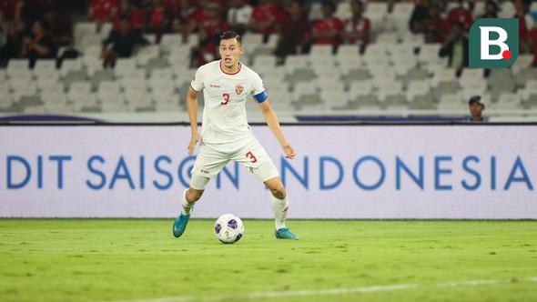 Kapten Timnas Indonesia, Jay Idzes, saat laga kontra Arab Saudi di Kualifikasi Piala Dunia 2026 zona Asia yang digelar di Stadion Utama Gelora Bung Karno (SUGBK) Senayan, Jakarta, Selasa (19/11/2024) malam WIB. (Bola.com/Abdul Aziz)