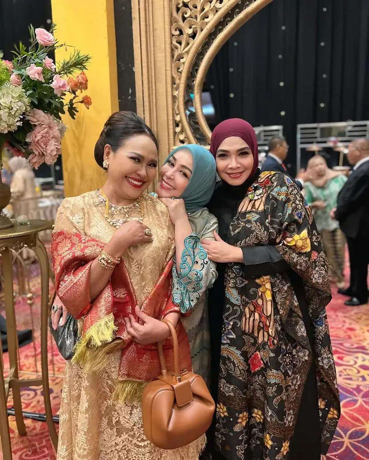 8 Potret Artis Hadir di Pernikahan Anak Bella Saphira, Jadi Ajang Reuni Artis Lawas 90-an