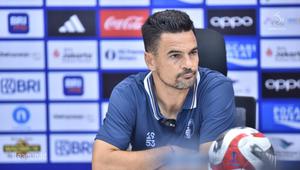 Pelatih Persita Tangerang, Carlos Pena mengikuti sesi konferensi pers selepas laga melawan Persija Jakarta dalam laga pekan pertama BRI Super League 2025/2026 di Jakarta International Stadium (JIS), Minggu (10/8/2025). (Dok. I.League)