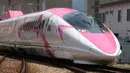 Perusahaan West Japan Railway memamerkan kereta cepat Shinkansen yang dihiasi dengan tokoh populer Hello Kitty di Prefektur Fukuoka, 25 Juni 2018. Warna merah muda terlihat mendominasi setiap sudut dan sisi kereta. (AFP/West Japan Railway/Handout)