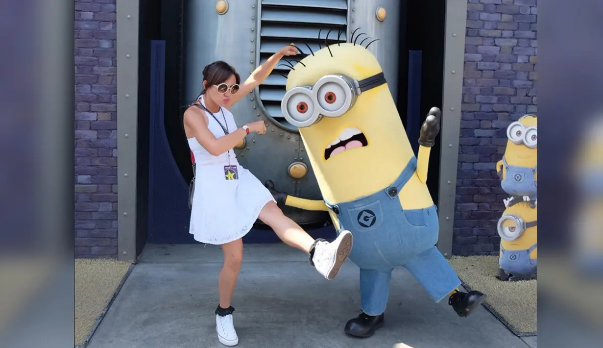 Vicky Shu bergaya dengan karakter Minion saat liburan ke Hollywood. (Instagram/vickyshu)