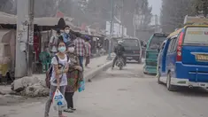 Warga memakai masker untuk mengantisipasi debu vulkanik erupsi Gunung Sinabung, di Brastagi, Karo, Sumut, Jumat (10/10). (ANTARA FOTO/Endro Lewa)