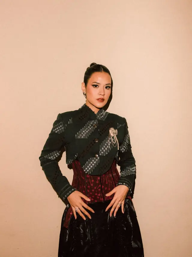 Pesona Raisa dalam Balutan Wastra Modern, Beskap Top dan Korset Jadi Perpaduan yang Artsy Saat Manggung