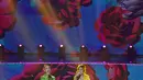 Penampilan pedangdut Zaskia Gotik (kiri) dan Ayu Ting Ting saat konser Pesta Perak 25 Indosiar di Jakarta, Minggu (12/1/2020). Konser Pesta Perak 25 Indosiar menghadirkan deretan musisi kenamaan Tanah Air. (Liputan6.com/Herman Zakharia)
