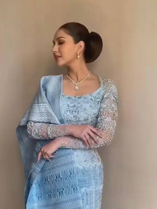 Di prosesi Martumpol, Jessica Mila terlihat memesona dalam balutan kebaya martumpol warna biru rancangan desainer Myrna Myura. [Foto: IG/myrnamyura/yukikt].