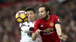 Duel pemain Manchester United, Daley Blind (kanan) dan pemain Watford, Mauro Zarate pada laga Premier League di Old Trafford, Manchester (11/2/2017). Manchester United menang 2-0. (Nick Potts/PA via AP)