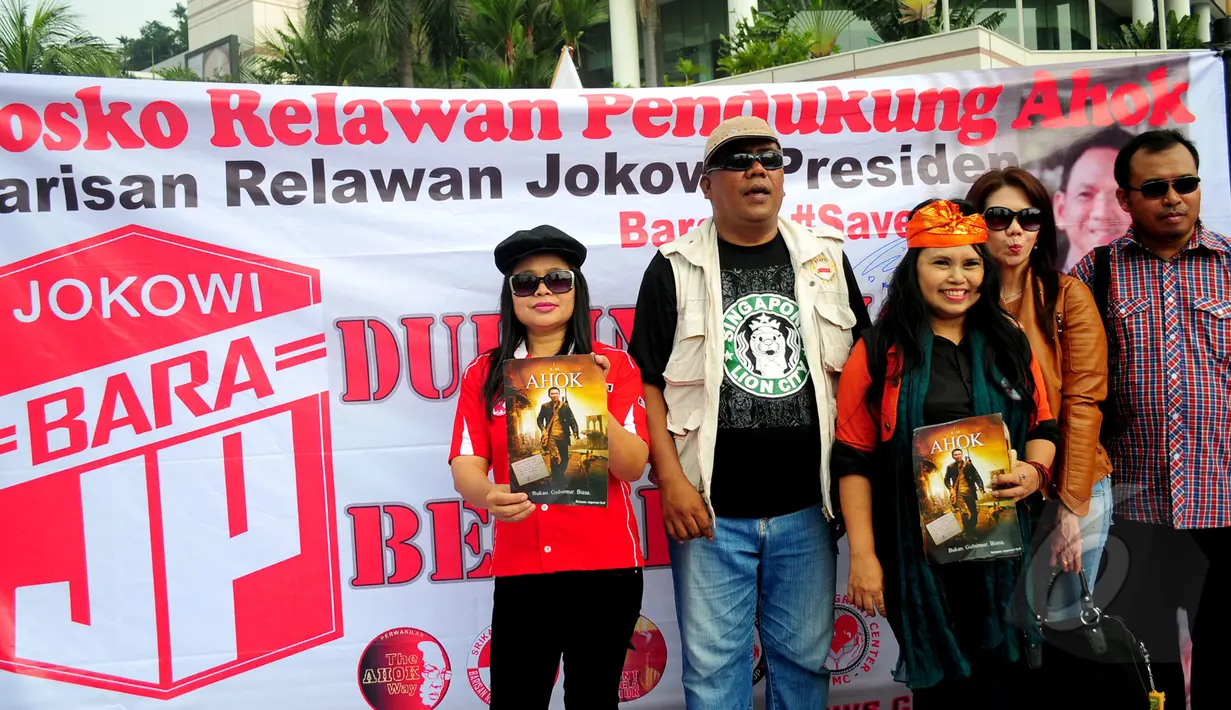 Posko Relawan Pendukung Ahok ramaikan suasana Car Free Day di Bundaran HI, Jakarta, Minggu (15/3/2015). Aksi pengumpulan tanda tangan sebagai bentuk dukungan kepada Gubernur DKI Jakarta memberantas korupsi di DPRD Jakarta. (Liputan6.com/Yoppy Renato)