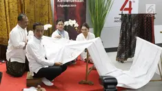 Presiden Joko Widodo didampingi Ibu Negara Iriana Jokowi saat membatik di acara batik kemerdekaan di Stasiun MRT Bundaran HI, Kamis (1/8/2019). Dalam kesempatan tersebut Jokowi berharap batik bisa dikembangkan sebagai sebuah brand. (Liputan6 com/Angga Yuniar)