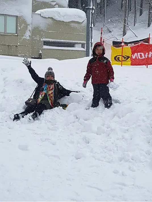 Dengan mengunggah foto berdua saat sedang liburan di Bangka Belitung, Rina menuliskan kisah 18 tahun berumah tangga dengan Teddy. Yang telah memberikan dua orang anak. (Instagram/rinagunawan28)