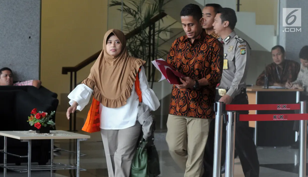 Anggota Komisi A DPRD Kabupaten Kebumen Dian Lestari Pertiwi Subekti (DL) dikawal petugas usai menandatangani perpanjangan penahanan 30 hari kedepan di gedung KPK, Jakarta, Jumat (11/5). (Merdeka.com/Dwi Narwoko)
