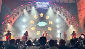 Penampilan band Treeshome di Soundrenaline Sana Sini Jakarta 2025 di Bengkel Space, Jakarta Selatan, Jumat (19/12/2025). (Aisyah Ichsani Maulida/Liputan6.com)