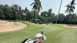 Foto bareng, Luna Maya dan Yoriko Angeline pun terlihat bak kakak adik. Banyak penggemar yang membanjiri kolom komentar Instagramnya dengen berbagai pujian atas penampilan keduanya saat jalani olahraga golf. (Liputan6.com/IG/@yorikooangln_)