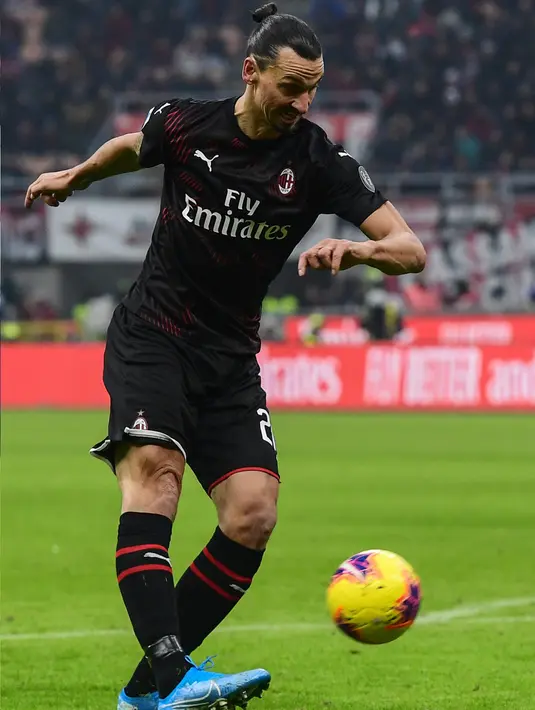 Striker AC Milan, Zlatan Ibrahimovic mengumpan bola saat bertanding melawan Sampdoria pada pertandingan lanjutan Liga Serie A Italia di stadion San Siro (6/1/2020).  Di AC Milan, Ibrahimovic mengenakan nomor punggung 21. (AFP/Miguel Medina)