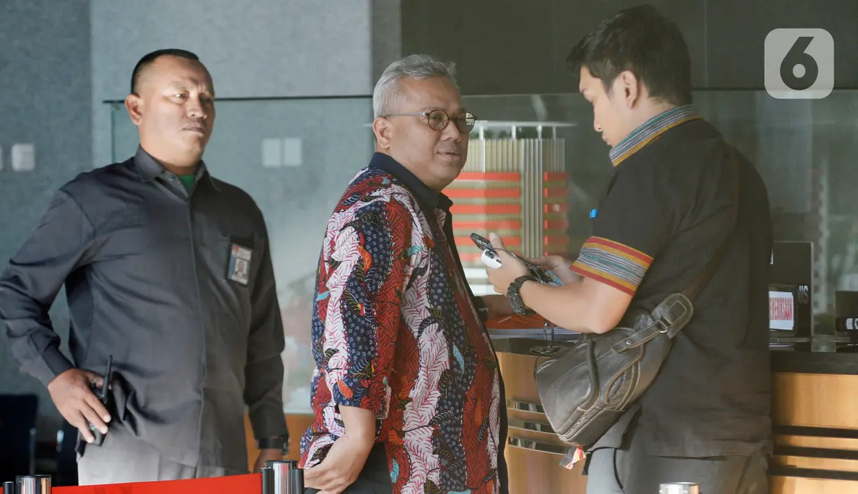 Ketua KPU Arief Budiman (tengah) usai dimintai keterangan terkait aliran dana suap Wahyu Setiawan di Gedung KPK, Jakarta, Selasa (28/1/2020). Arief diperiksa sebagai saksi untuk tersangka Saeful Bahri terkait dugaan suap penetapan PAW anggota DPR Terpilih 2019-2024. (merdeka.com/Dwi Narwoko)