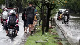 Curah hujan yang tinggi di Jakarta menyebabkan sejumlah kawasan terendam banjir. Dua sisi jalan di sekitar Danau Sunter terendam air dengan ketinggian bervariasi, Jakarta, Selasa (10/2/2015). (Liputan6.com/Faizal Fanani)