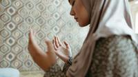 Seorang wanti sedang bersholawat mengagungkan nama Allah dan Rasulullah (Credit: Pexels)